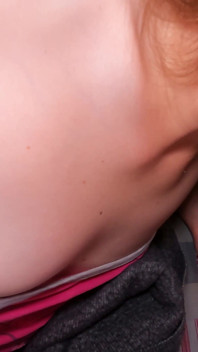 Tiny Tit Babe ssie i szarpie się