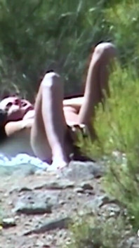 Une ado se fait baiser en solo dans les dunes de Majorque