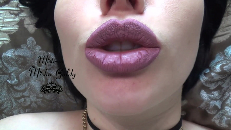 Goddess Misha Goldy: Annusa le labbra e si succhia le labbra mentre si...