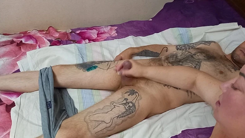 Zona901: Jerks off my dick and looks at the eruption of...