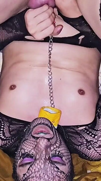 Sissy crossdresser pije otroka