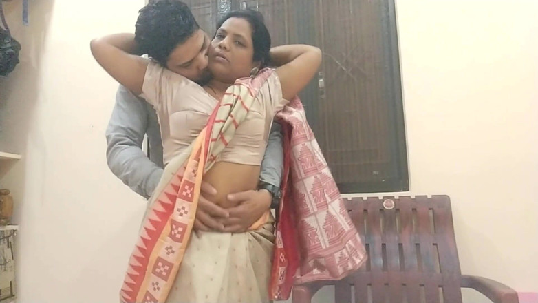 Popmini: Profesoară indiană excitată face sex fierbinte în sari frumos cu student...