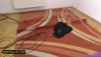 Immoral Live: Wielkie sprężyste cycki nastolatka waliły w jej małą owłosioną dziurę -...