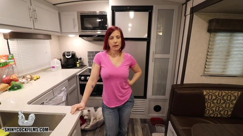 Jane Cane: Mama vitregă ia la prelucrat virginitatea fiilor vitregi