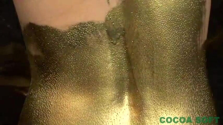 Cocoa Soft: 一个美丽的女人正在锻炼全身金