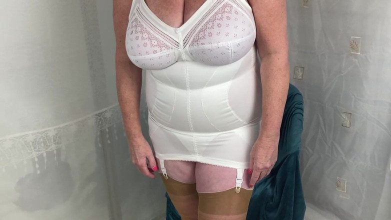 Aunty Sandra vintage girdle queen: あなたのためのサンドラおばさんのストリップ