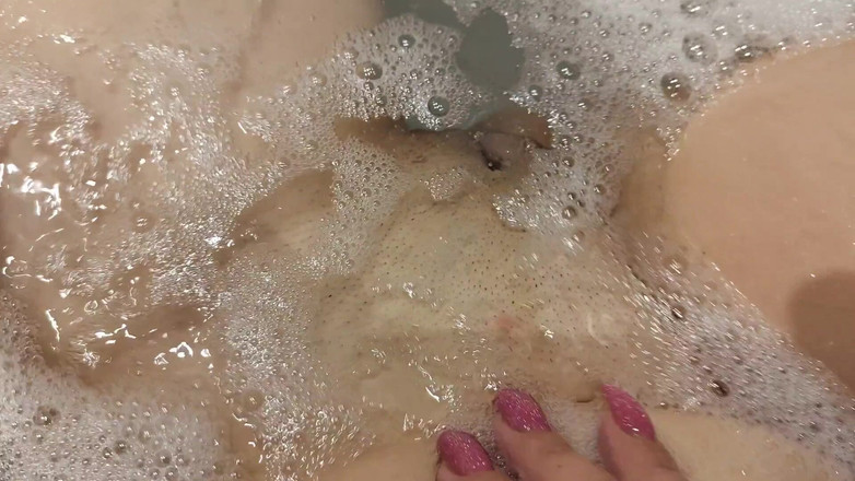Emma_Alex: Hijastra tetona en el baño con espuma