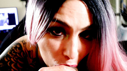 Smash Thots Films: Rozbijem thot sexy Stella Mae v růžovém paruce. Další den...