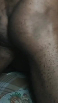 Чорний маленький член так сильно трахає велику пизду