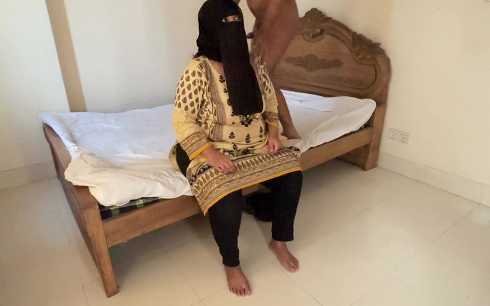 Aria Mia: पंजाबी मुस्लिम लड़की आयशा अजनबी को चोदना चाहती है जबकि वह चूत का कामुक हो जाती है - बड़े स्तनों वाली सुल्ट नकाब आयशा की अजनबी द्वारा चुदाई