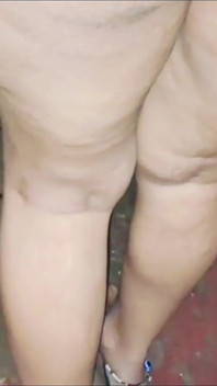 デシの女の子は彼女のアソコを指で愛撫し、マッサージし、胸を押さえている。