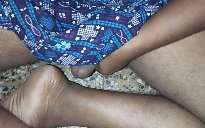Sweet Indian cock: Indická manželka šuká chlupy do kundičky doma