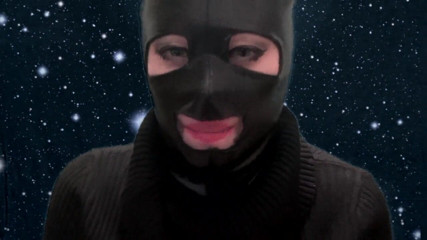 Goddess Misha Goldy: Ti stuzzica e fuma in una maschera di lattice