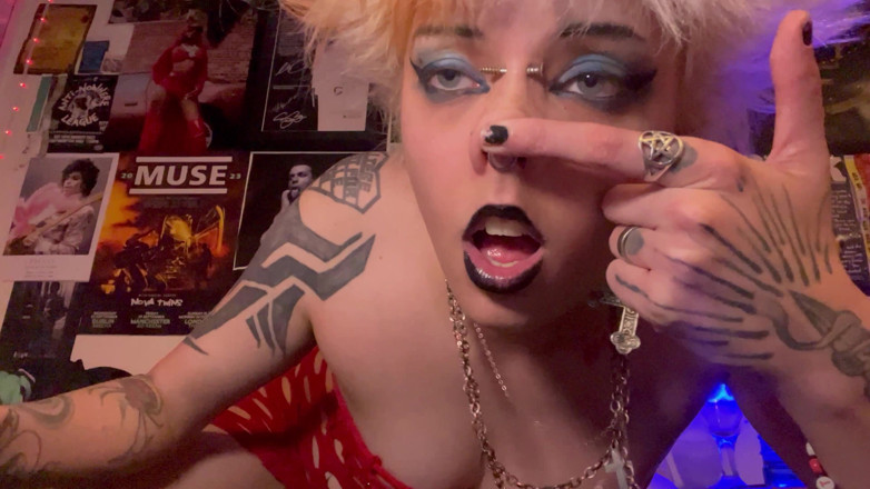 Glitterqueen1999: Goth Nostril Flaring, menggesel dildo, meleleh dalam gincu