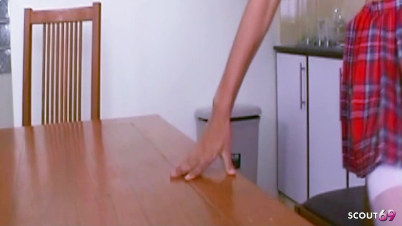 Shemale TS Collection: Худу азіатську транссексуалку з коледжу жорстко відтрахали анально на обідньому столі