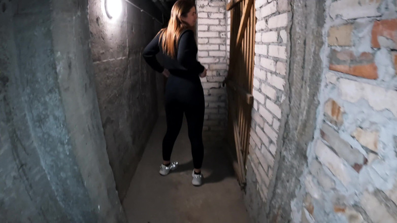 Addy Broke: 집 지하실에서 따먹히는 18살 여친