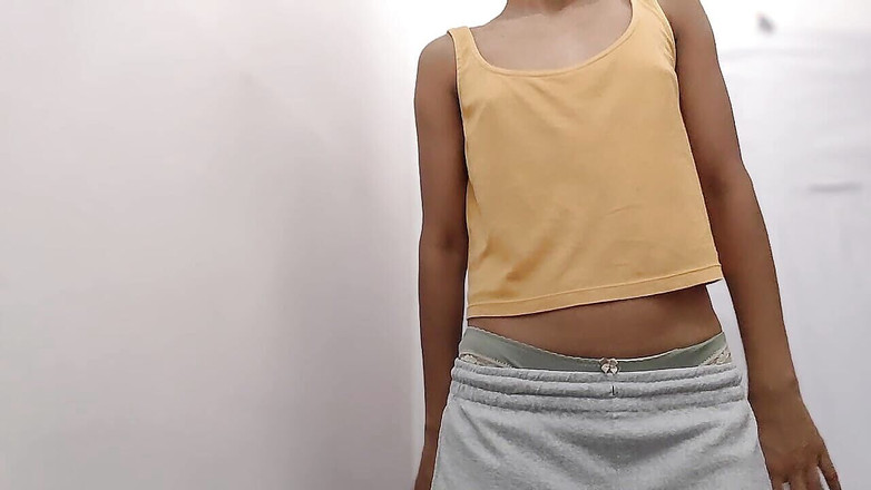 desigirl93: 展示胸部和狗式与全裸