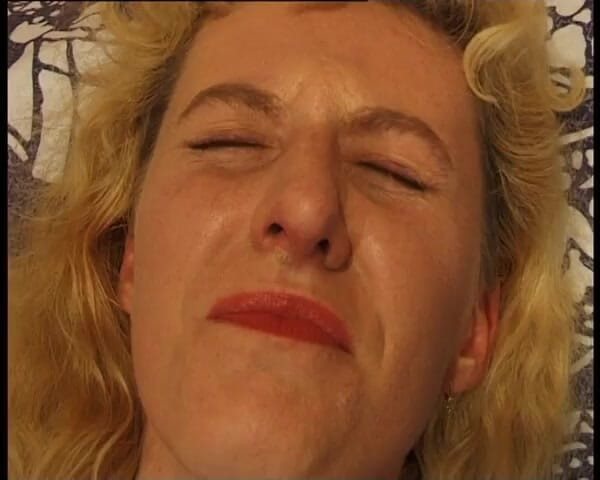 YOUR FIRST PORN: Reife Hausfrau Lisa Ist Notgeil. Analdidospass und Kugeln - zralá žena v...