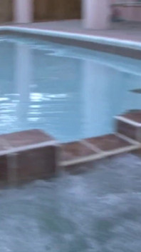Dos vacaciones de primavera cachondas follan en el jacuzzi