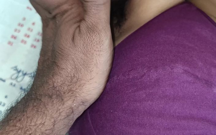 Pushpa studio: गृहिणी बिस्तर में ब्रा स्ट्रैप के साथ सामने की ओर सुंदर संरचना दिखा रही है