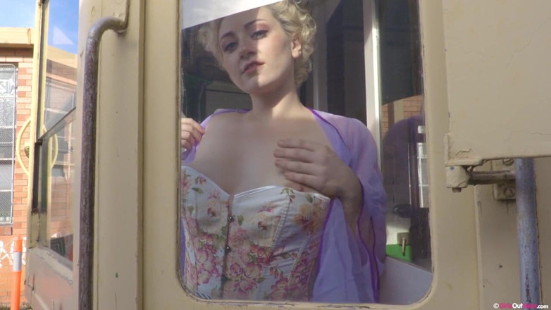 Girls Out West: Charmante vollbusige blondine fingert und spielt mit ihrer undichten muschi...