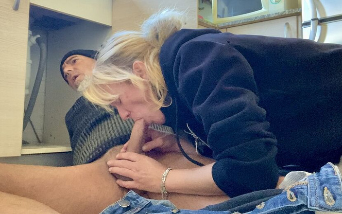 Cristina Sauvage: Soție sexy muie pentru instalator în bucătăria mea