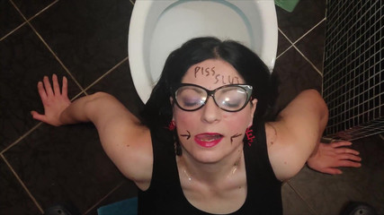 Toilet Mommy: Sluswe, vraie pisse, avale de l’urine, pour le plaisir...
