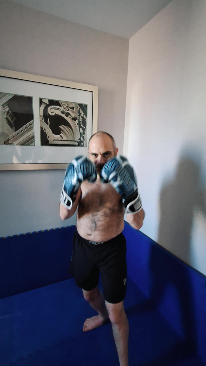 Combat and fetish: The Final Showdown on the Hotel Mats