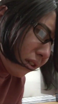 교실에서 친구에게 따먹히는 갈색 머리 여대생