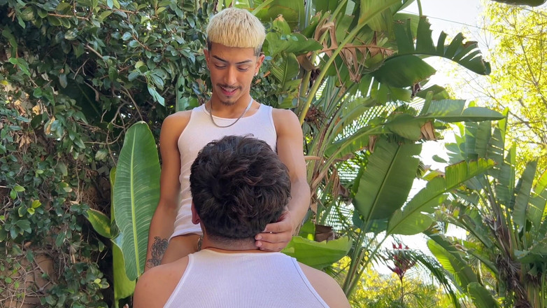 Hung Papi: Non circoncise latino baise au bord de la piscine, insémination,...