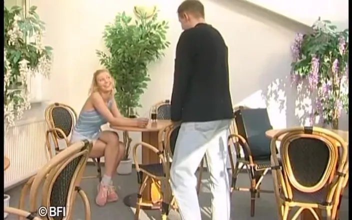Battle of the asses and pussies: Amateur Dutch Fucked up in Her Ass