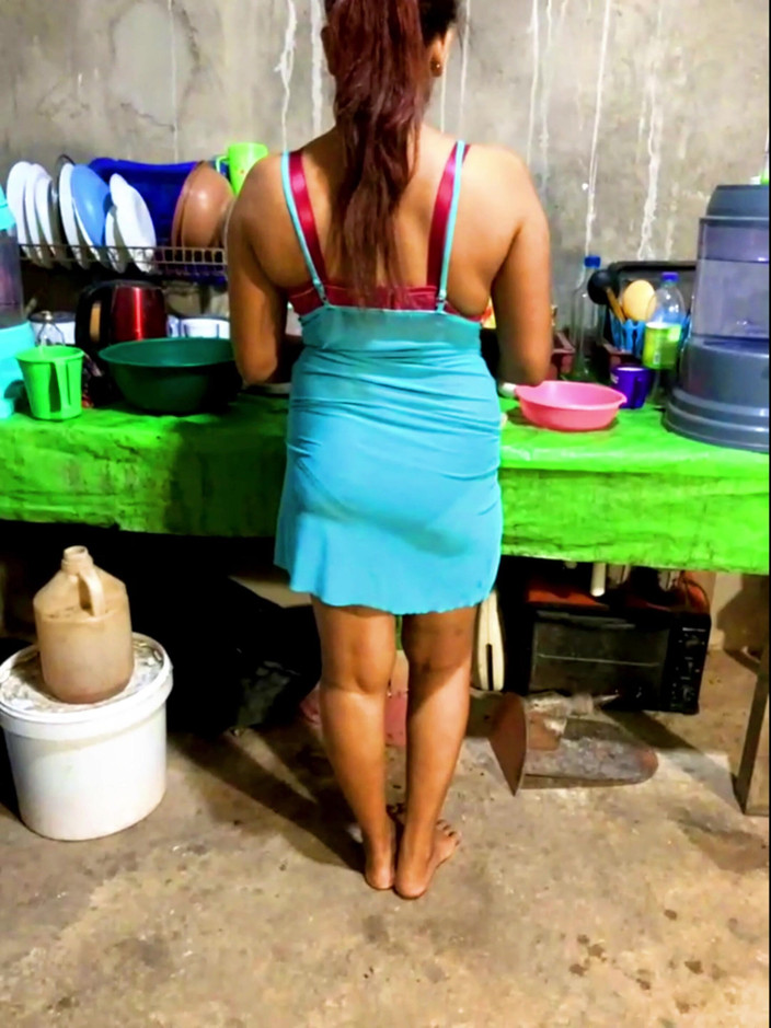 Tiyana: Hotwife permette di sditalinare la figa del marito mentre lei...