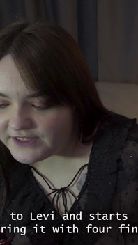Pornstory: Stella uśmiecha się figlarnie, gdy jej chłopak ma strap-on