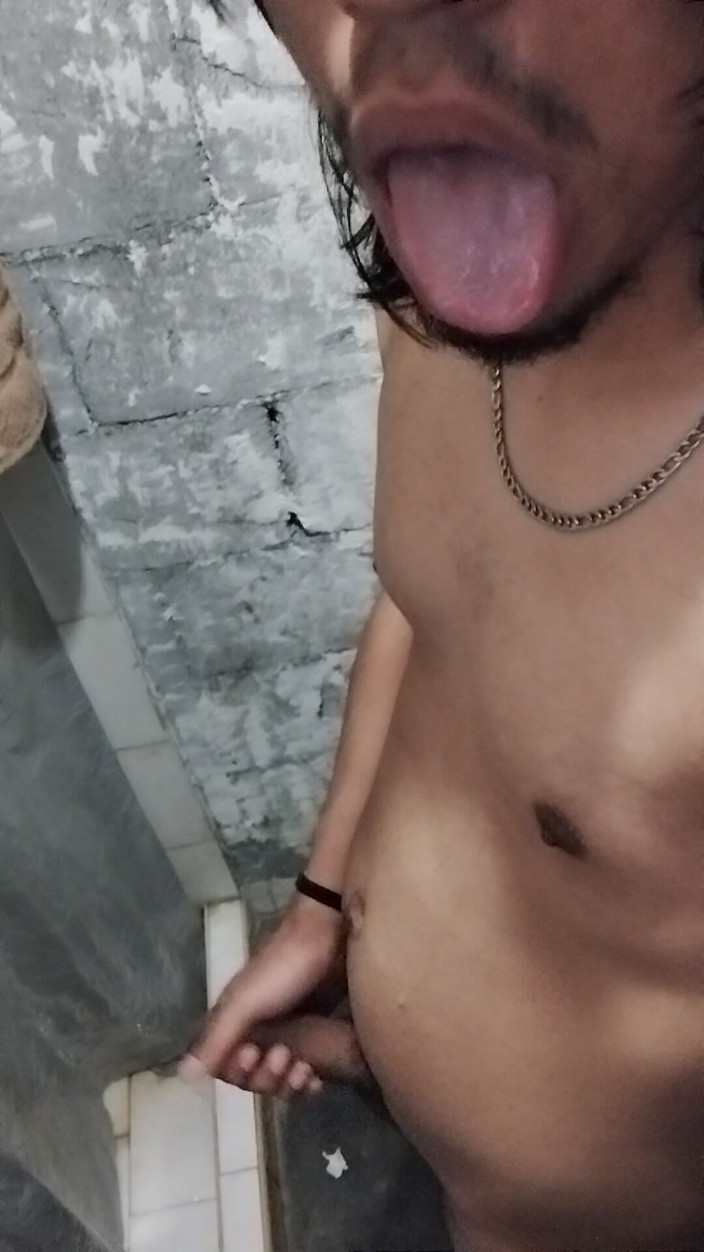 AlexAlejandro13: Ślinię się na brzuch, będąc nagą