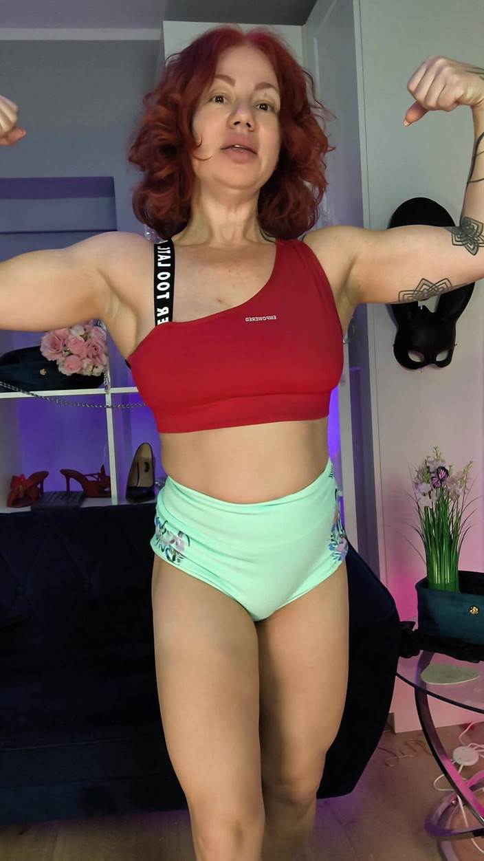 Ella Kross: JOI uctívání svalů vaší silné bohyně po tělocvičně