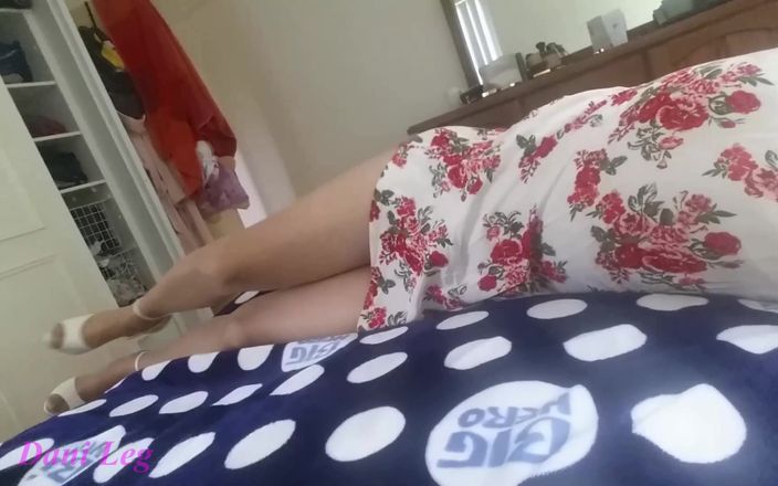 Dani Leg: Tan 팬티 스타킹을 입고 섹시한 여성 다리를 만지는 것을 즐기는 Dani