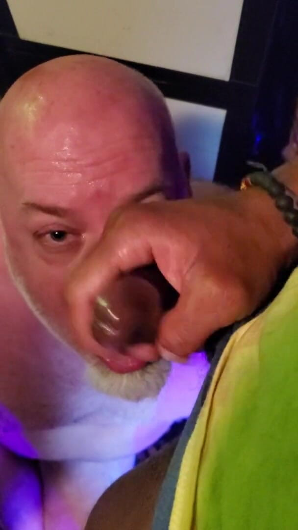 beardaddychub: 사무실에서 얼굴을 젖히는 곰