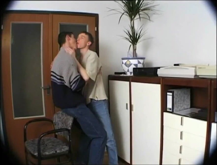 GAY VINTAGE PORN: Gej ssie swojego najlepszego przyjaciela w kuchni