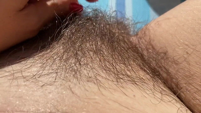 Cuteblonde666: Figa pelosa all'aperto prende il sole nuda