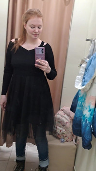 黒いドレスを着た赤毛の愛人を見て、どんな言葉が頭に浮かびますか?