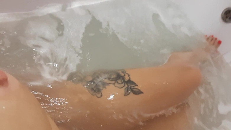 Sweet Hot mouth: Mi masturbo la figa in bagno, ho avuto un orgasmo...