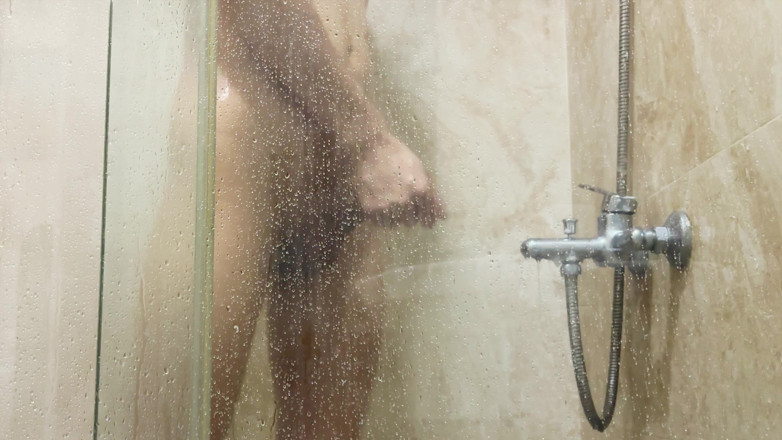 hueikun: Chlapec si umývá penis a masturbuje a stříká v koupelně