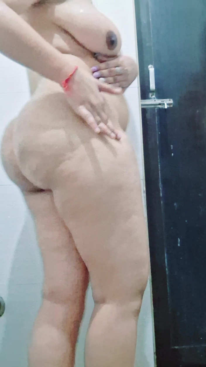 Riyathakur: Chica paquistaní encontrada en cámara en vivo en el baño