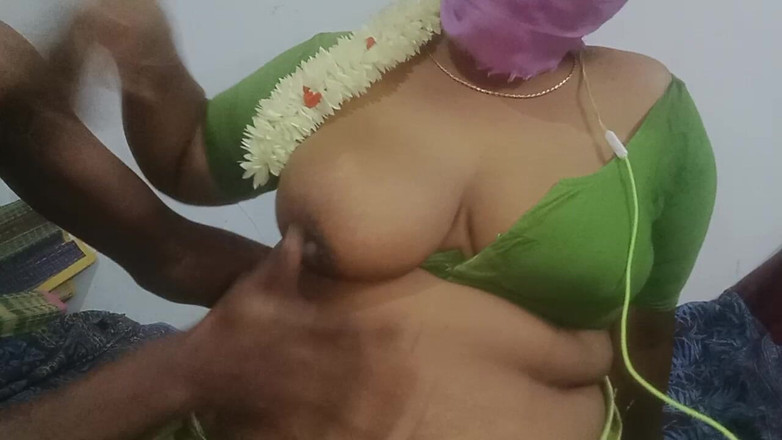 Santhi89: Tamil caliente sari ama de casa follando duro por el...