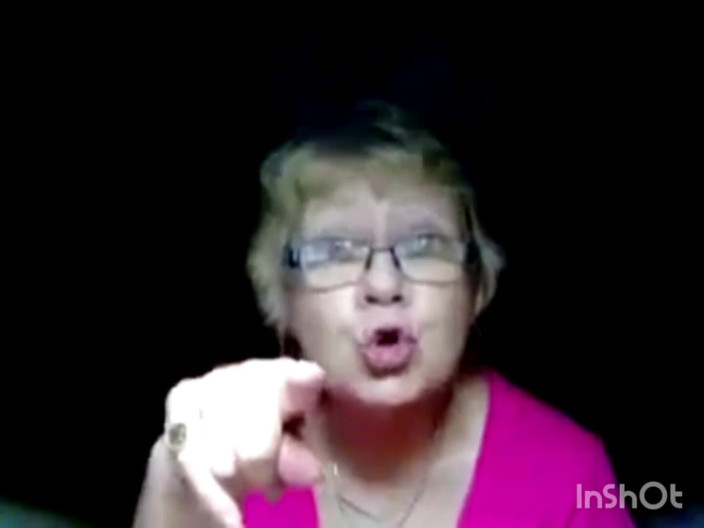 Filipo 11: Nonna si masturba ricca di orgasmo e in posizione pecorina.
