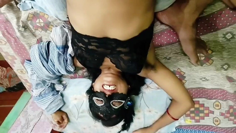 DesiFucker2130: देसी भाभी पहली बार गांड चुदाई का मजा लेती है बड़ा लंड, हिंदी डार्टी टॉकिंग वीडियो