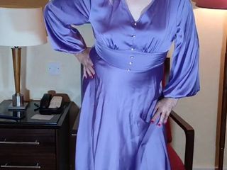 Sissy in satin: 穿着长复古缎面礼服的性感变装者