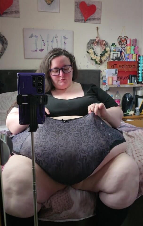 SSBBWLadyBrads: Culona grandota diosa del vientre tira en el baño