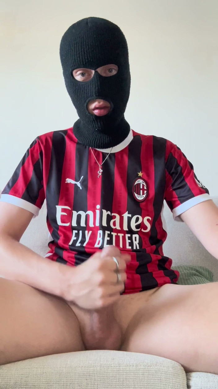 Axton Drake: Ac Milan bola sepak miang merakam pancutan mani