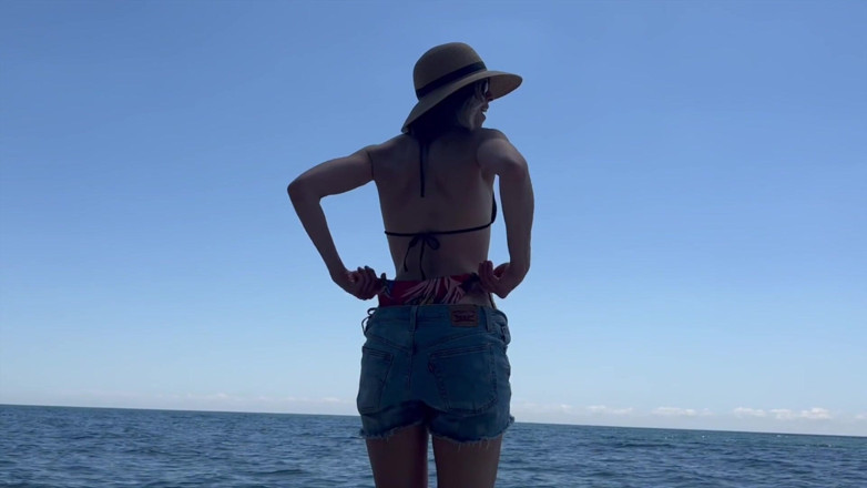 Serenity Cox: Ehefrau fickt ehemann und seinen freund am strand und bekommt...